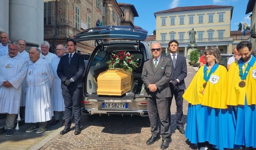 In foto un ultimo saluto al fotografo Giacomo Berrino