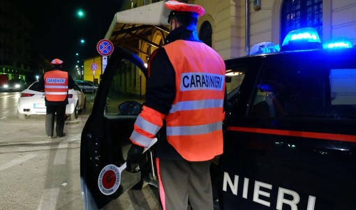 Pattuglia dei Carabinieri impegnata in un controllo a Fossano, immagine di repertorio Pattuglia dei Carabinieri impegnata in un controllo a Fossano, immagine di repertorio