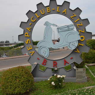 Foto di Luciano Cravero del monumento alla Vespa a Bra
