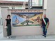 Francesca Semeraro con il sindaco di Pocapaglia davanti al nuovo murale
