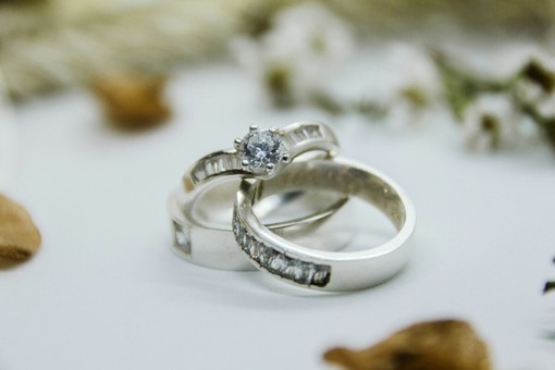 Gioielli per matrimonio da invitata: come coordinarli con orario, abito e dress code Gioielli per matrimonio da invitata: come coordinarli con orario, abito e dress code