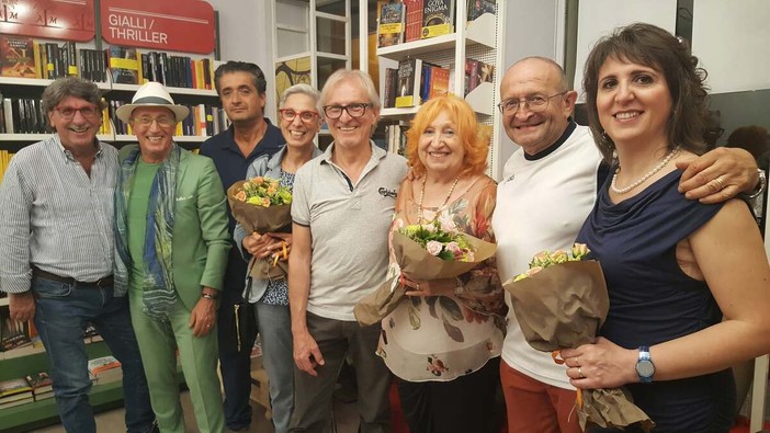 In foto Piero Montanaro con gli amici del Caffè letterario di Bra