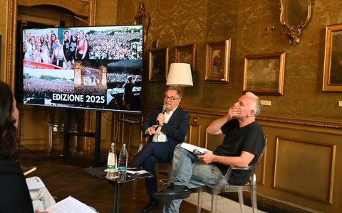 L'assessore Marco Gallo con Fabrizio Taricco, direttore artistico di Collisioni (credito Asia Barolo)