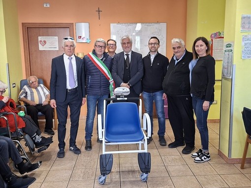 La cerimonia di consegna della sedia