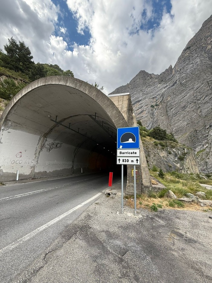 Pietraporzio, senso unico alternato nella galleria Barricate sulla Statale 21 Pietraporzio, senso unico alternato nella galleria Barricate sulla Statale 21