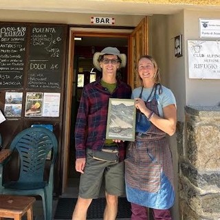 Gian Paolo Basso, il pittore del Roero che racconta i rifugi alpini: un viaggio tra arte, memoria e montagna