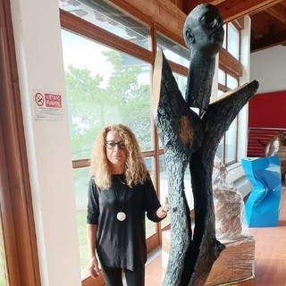 Germana Eucalipto con una sua opera