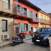 Al centro, con l'intonaco rosso, l'abitazione dove si è consumata la tragedia costata la vita a Paolo e Francesco Foglino