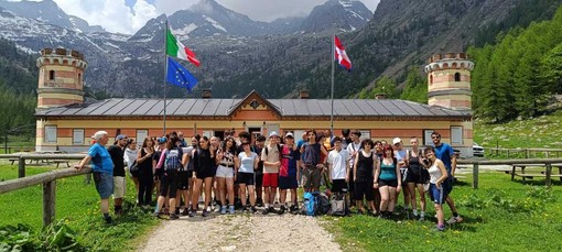 Una giornata verde con il Liceo Soleri Bertoni: tre classi in montagna con il CAI Saluzzo Una giornata verde con il Liceo Soleri Bertoni: tre classi in montagna con il CAI Saluzzo