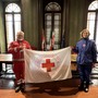 Alba: torri illuminate di rosso e bandiera esposta per la Giornata mondiale della Croce Rossa