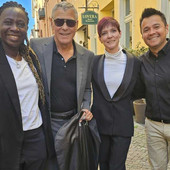 George Clooney con il personale dell'Hotel Lovera Palace George Clooney con il personale dell'Hotel Lovera Palace
