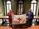 Alba: torri illuminate di rosso e bandiera esposta per la Giornata mondiale della Croce Rossa
