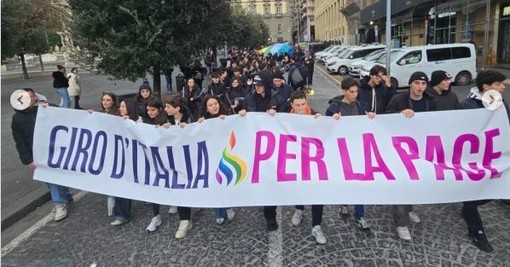 Il corteo del Giro d'italia per la pace che ha preso il via a Napoli Il corteo del Giro d'italia per la pace che ha preso il via a Napoli