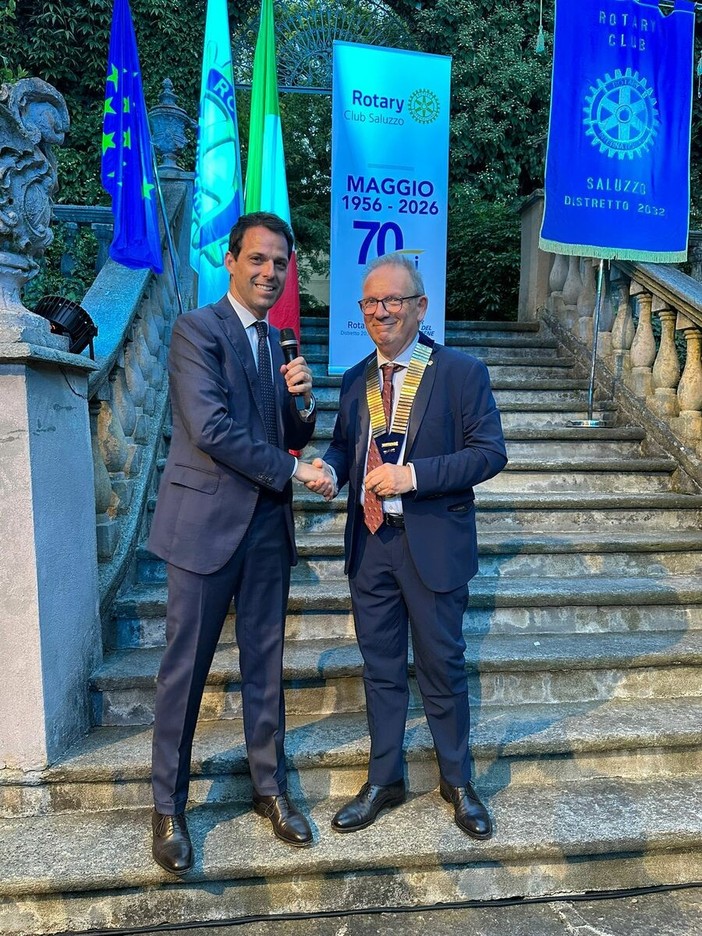 Saluzzo, il past president Luigi Giulini Richard e il nuovo presidente Rotary Giuseppe Sapino