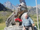 Giovanni Genre, 89 anni davanti al monumento degli alpini a Pian della Regina da lui costruito