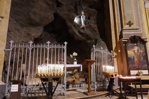 La replica della grotta di Lourdes nella chiesa dei Fratini, a Bra La replica della grotta di Lourdes nella chiesa dei Fratini, a Bra