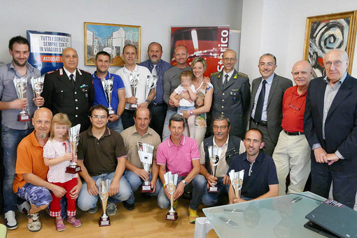Il gruppo dei vincitori con il direttore ACI Cuneo Giuseppe De Masi