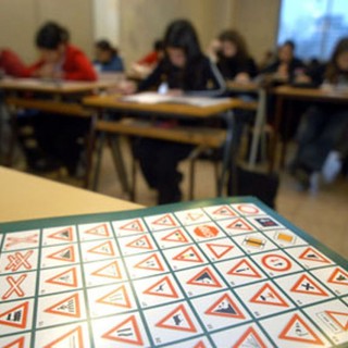 Microcamera nascosta nel giubbotto per superare l’esame della patente: due denunce ad Asti