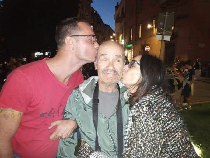 Giancarlo Gentile in mezzo ai figli Paolo e Fabrizia