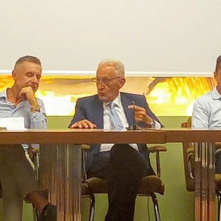 Roccavione, i sindaci delle valli si confrontano: "Unire uffici e servizi per non far morire la montagna" Roccavione, i sindaci delle valli si confrontano: "Unire uffici e servizi per non far morire la montagna"