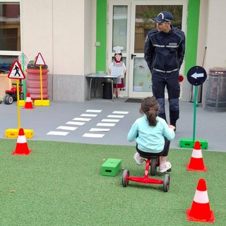 A Grinzane Cavour i bambini della Materna imparano l’educazione stradale insieme al vigile urbano A Grinzane Cavour i bambini della Materna imparano l’educazione stradale insieme al vigile urbano