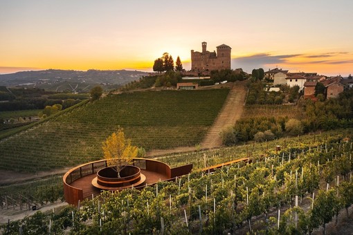 Il belvedere affacciato su Vigna Gustava e sul castello di Grinzane Cavour Il belvedere affacciato su Vigna Gustava e sul castello di Grinzane Cavour