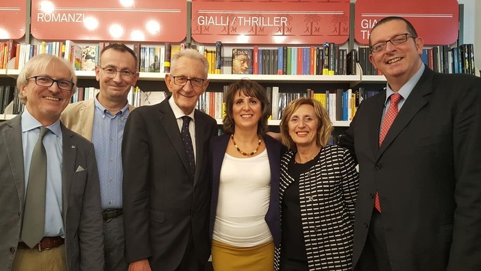 Beppe Ghisolfi con gli amici del Caffè letterario di Bra, anno 2018 Beppe Ghisolfi con gli amici del Caffè letterario di Bra, anno 2018