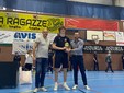 Il cuneese Giulio Parrini MVP della Finale tra il vice presidente Fipav Piemonte Mauro Talluto (a sx) e un dirigente volpianese