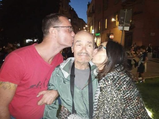 Giancarlo Gentile in mezzo ai figli Paolo e Fabrizia