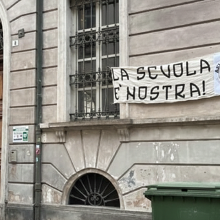 Lo striscione esposto da Azione studentesca
