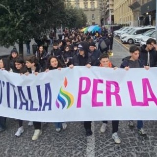 Il corteo del Giro d'italia per la pace che ha preso il via a Napoli
