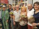 In foto Piero Montanaro con gli amici del Caffè letterario di Bra In foto Piero Montanaro con gli amici del Caffè letterario di Bra