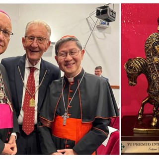 : Beppe Ghisolfi premiato dal Presidente dell'Accademia, Duca Fabrizio Mechi di Pontassieve, e dal Vicepresidente della medesima, Michele Polini