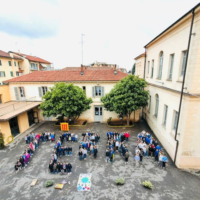 Saluzzo, “uno sciame” di studenti e studentesse scopre il mondo delle api al plesso Costa