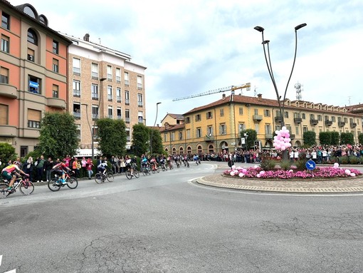 Alba, lunedì passa il Giro d'Italia: strade chiuse dalle ore 13.30. Il percorso [PDF)