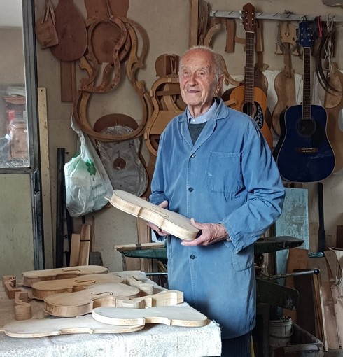 A Centallo in mostra gli strumenti del liutaio più anziano d'Italia