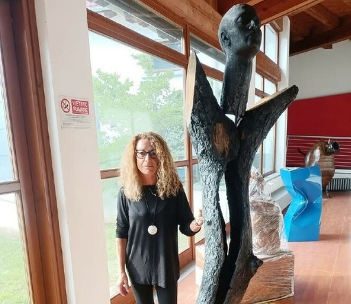 Germana Eucalipto con una sua opera Germana Eucalipto con una sua opera