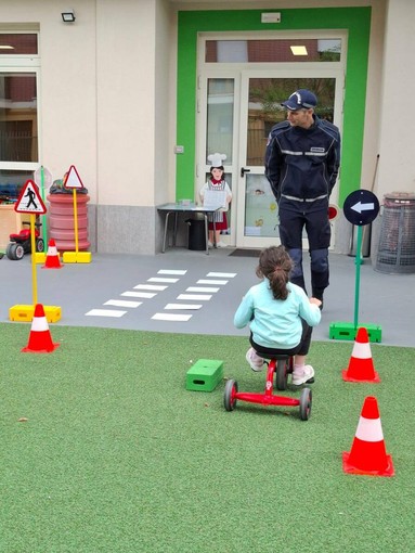 A Grinzane Cavour i bambini della Materna imparano l’educazione stradale insieme al vigile urbano