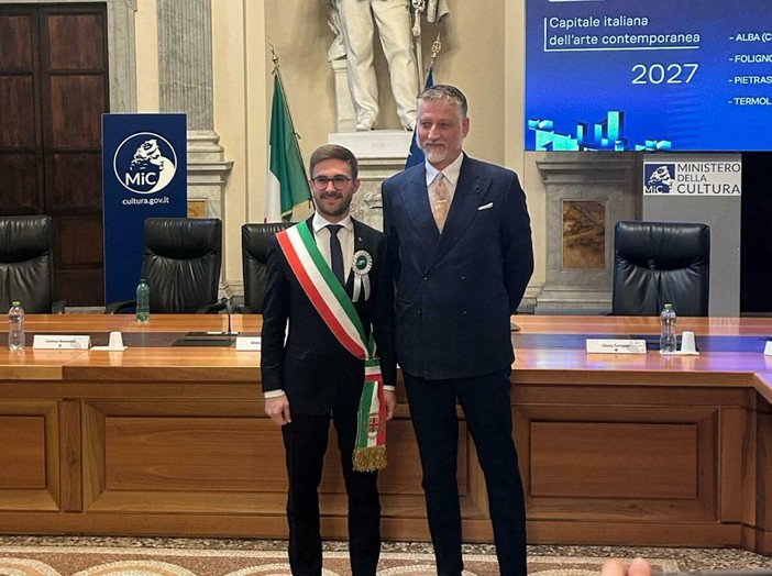 Il sindaco di Alba Alberto Gatto con il ministro della Cultura Alessandro Giuli Il sindaco di Alba Alberto Gatto con il ministro della Cultura Alessandro Giuli