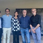 Alcuni momenti dell'evento tenuto ieri nella cantina di Serralunga d'Alba, con la partecipazione di oltre 300 ospiti. Da sinistra il sindaco albese Alberto Gatto, il presidente dell'Ente Fiera di Alba Axel Iberti, la produttrice Giovanna Garesio, il giornalista Roberto Fiori e il designer Chris Bangle Alcuni momenti dell'evento tenuto ieri nella cantina di Serralunga d'Alba, con la partecipazione di oltre 300 ospiti. Da sinistra il sindaco albese Alberto Gatto, il presidente dell'Ente Fiera di Alba Axel Iberti, la produttrice Giovanna Garesio, il giornalista Roberto Fiori e il designer Chris Bangle