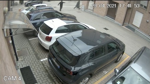 Le immagini riprese dal sistema di videosorveglianza della gioielleria di Gallo Grinzane