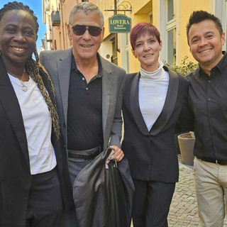 George Clooney con il personale dell'Hotel Lovera Palace