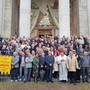 Il gruppo pensionati Rolfo con i vertici aziendali e don Enzo Torchio, al Santuario nuovo della Madonna dei Fiori di Bra
