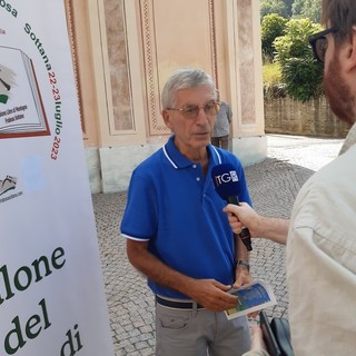 L'organizzatore Gianni Dulbecco durante un'intervista della TgR Rai