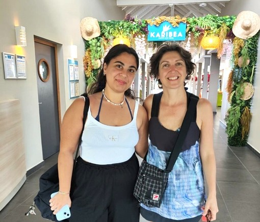 L'alunna Alessia Ibrahimi con la docente Elisabetta Bergia, referente d’Istituto per i progetti internazionali L'alunna Alessia Ibrahimi con la docente Elisabetta Bergia, referente d’Istituto per i progetti internazionali