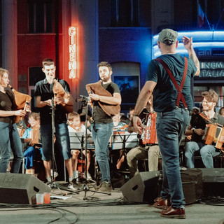 Sergio Berardo, direttore artistico del festival Occit’amo con i musicisti della Grande Orchestra Occitana Sergio Berardo, direttore artistico del festival Occit’amo con i musicisti della Grande Orchestra Occitana