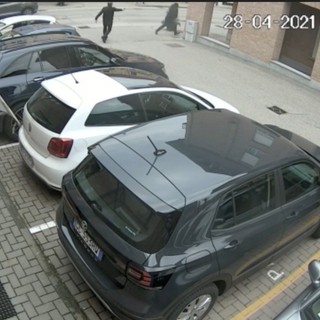 Le immagini riprese dal sistema di videosorveglianza della gioielleria di Gallo Grinzane