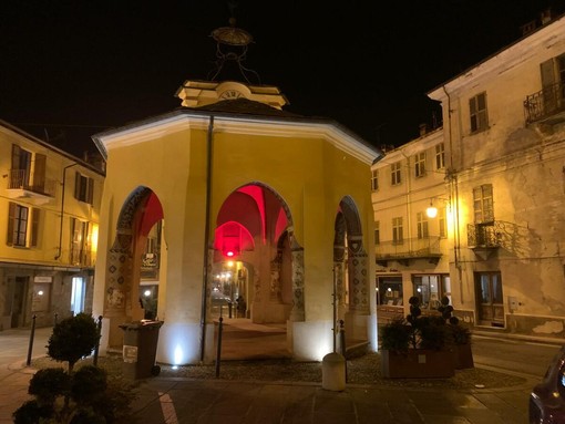 Anche Dronero si è illuminata di amaranto in occasione della Giornata della Meraviglia