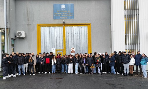 Gli studenti delle classi quarte del Denina Pellico Rivoira, con i loro insegnanti, davanti all'ingresso della casa di reclusione Morandi di Saluzzo Gli studenti delle classi quarte del Denina Pellico Rivoira, con i loro insegnanti, davanti all'ingresso della casa di reclusione Morandi di Saluzzo
