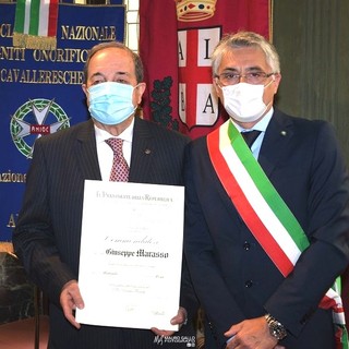 Un'immagine del giugno scorso: l'avvocato Marasso riceve dal sindaco Bo l'Ordine al Merito della Repubblica [Foto Mauro Gallo]